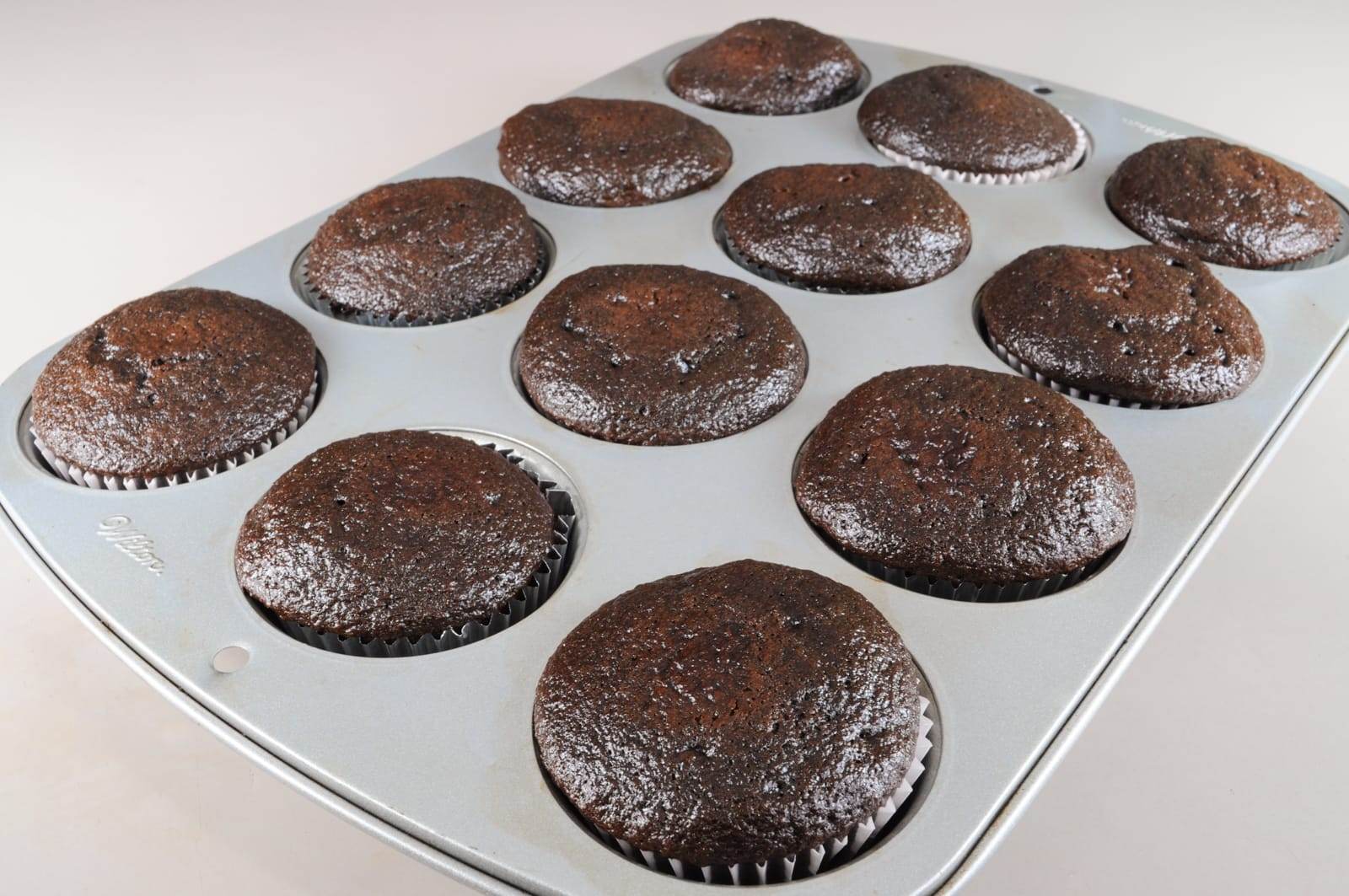 Super Moist Chocolate Cupcakes with Vanilla Buttercream Frosting