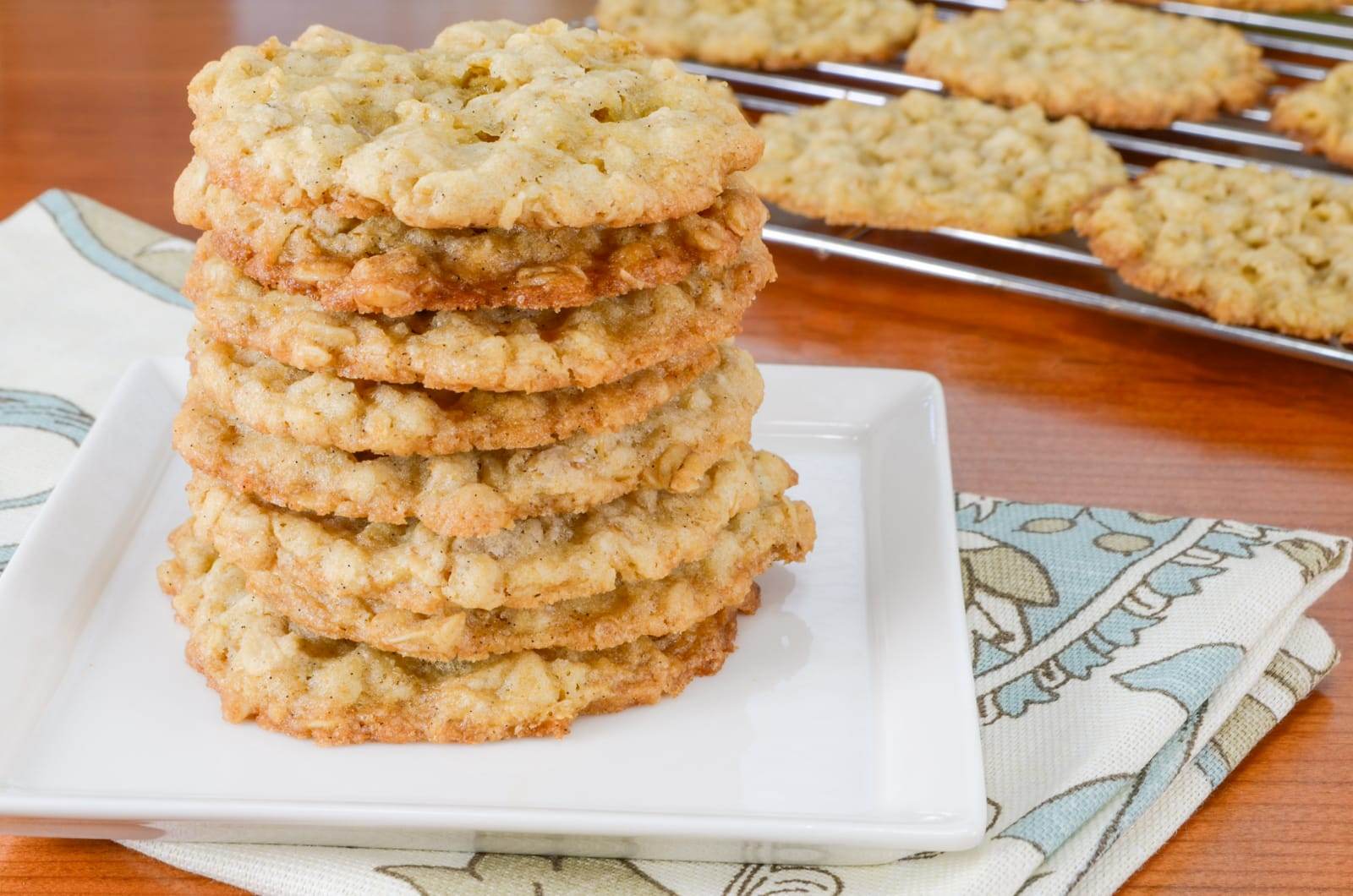 Thin and Crispy Oatmeal Cookies