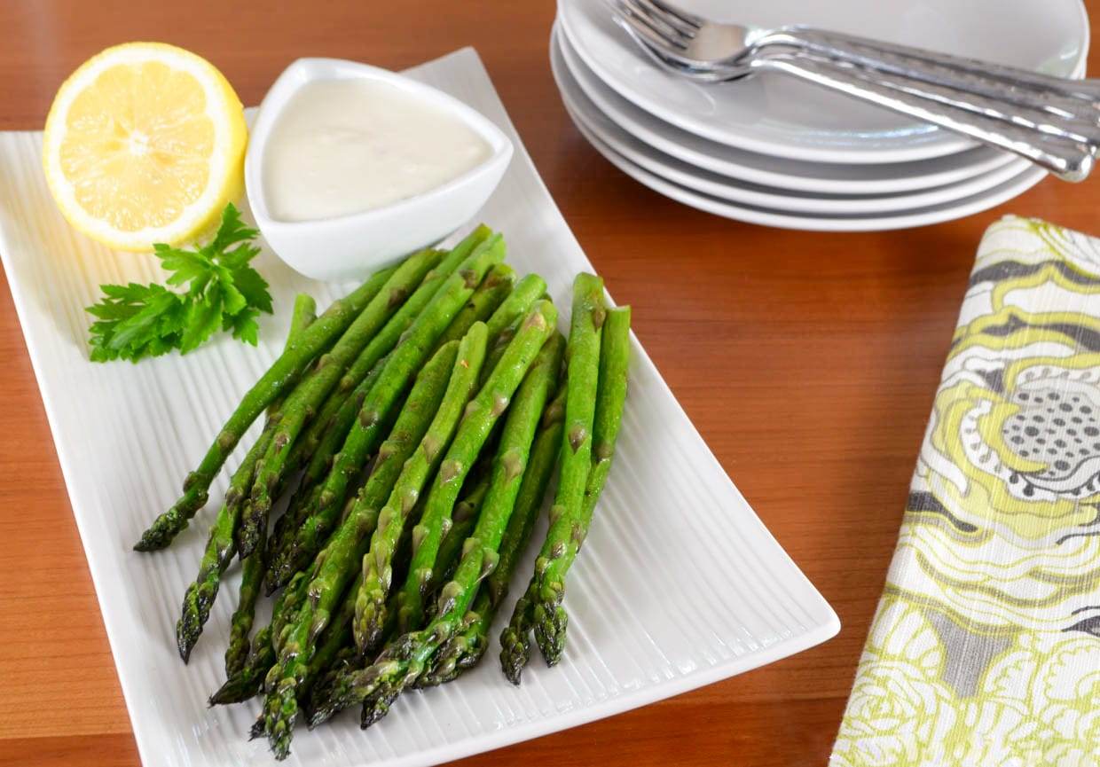 Asparagus Spears with Lemon-Garlic Aioli