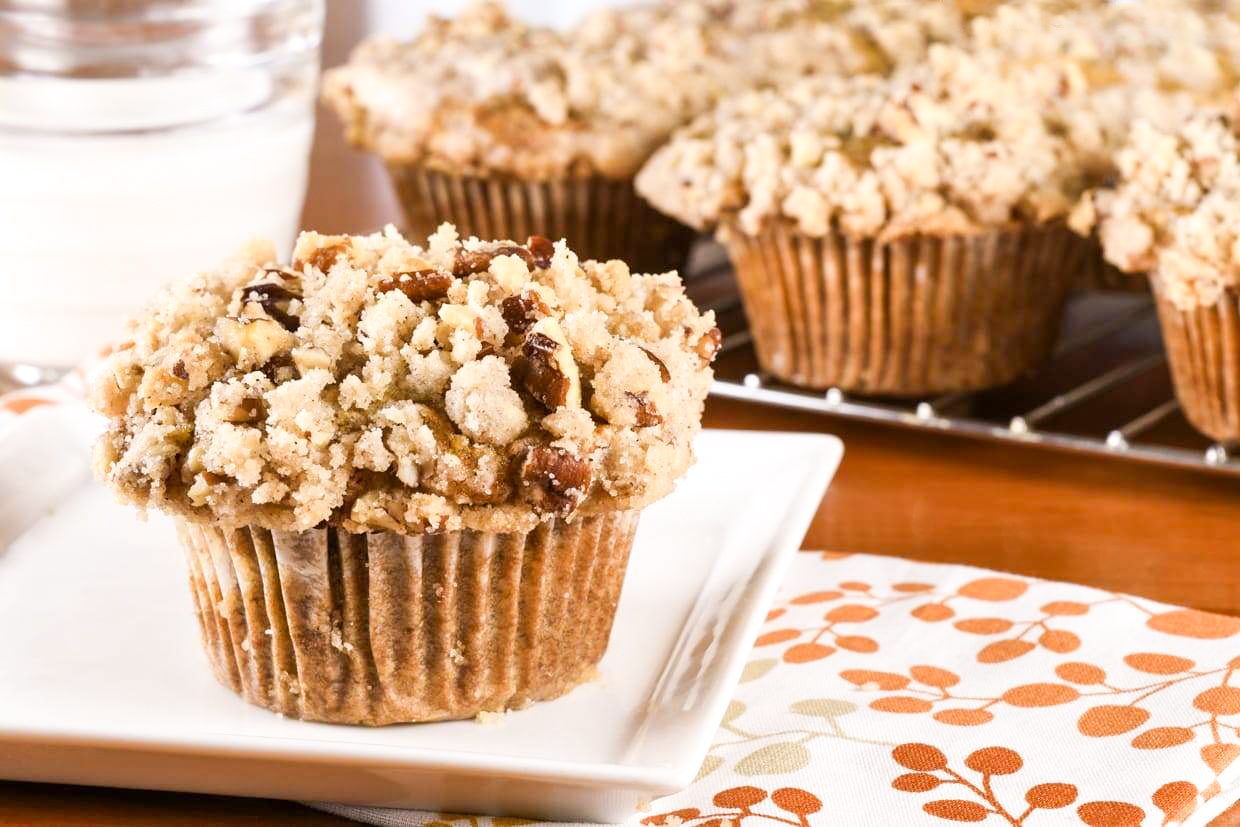 Caramelized Banana Muffins with Cinnamon Pecan Crumb Topping | For