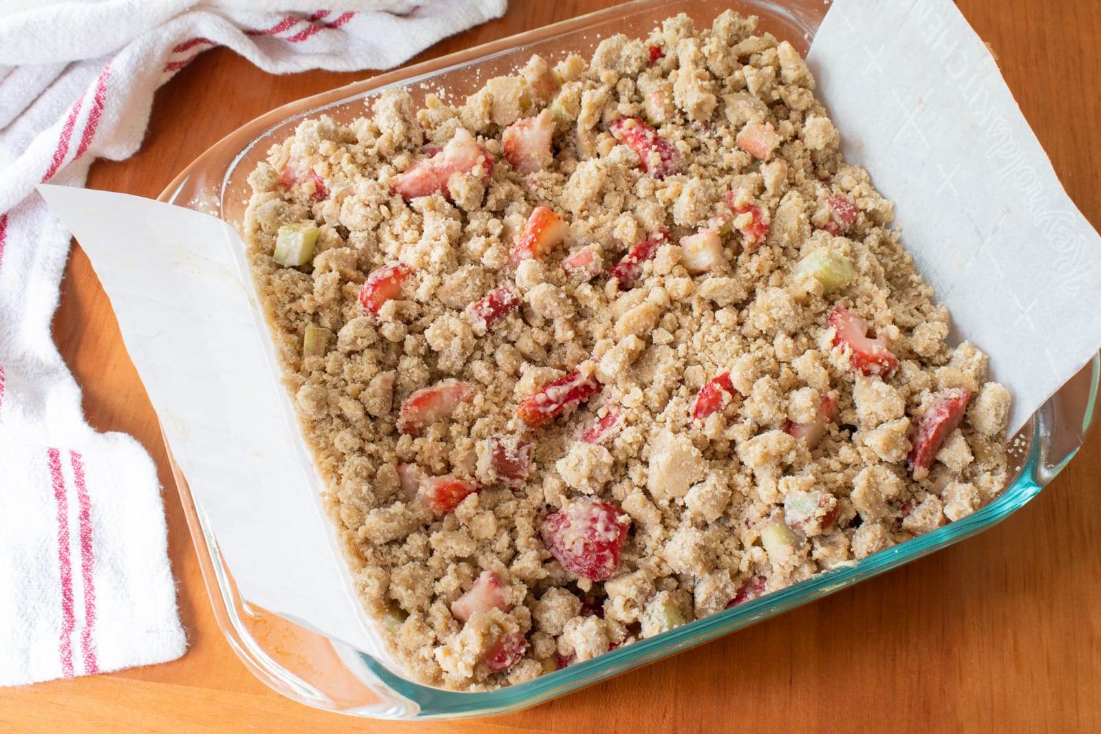 Strawberry Rhubarb Crumb Bars