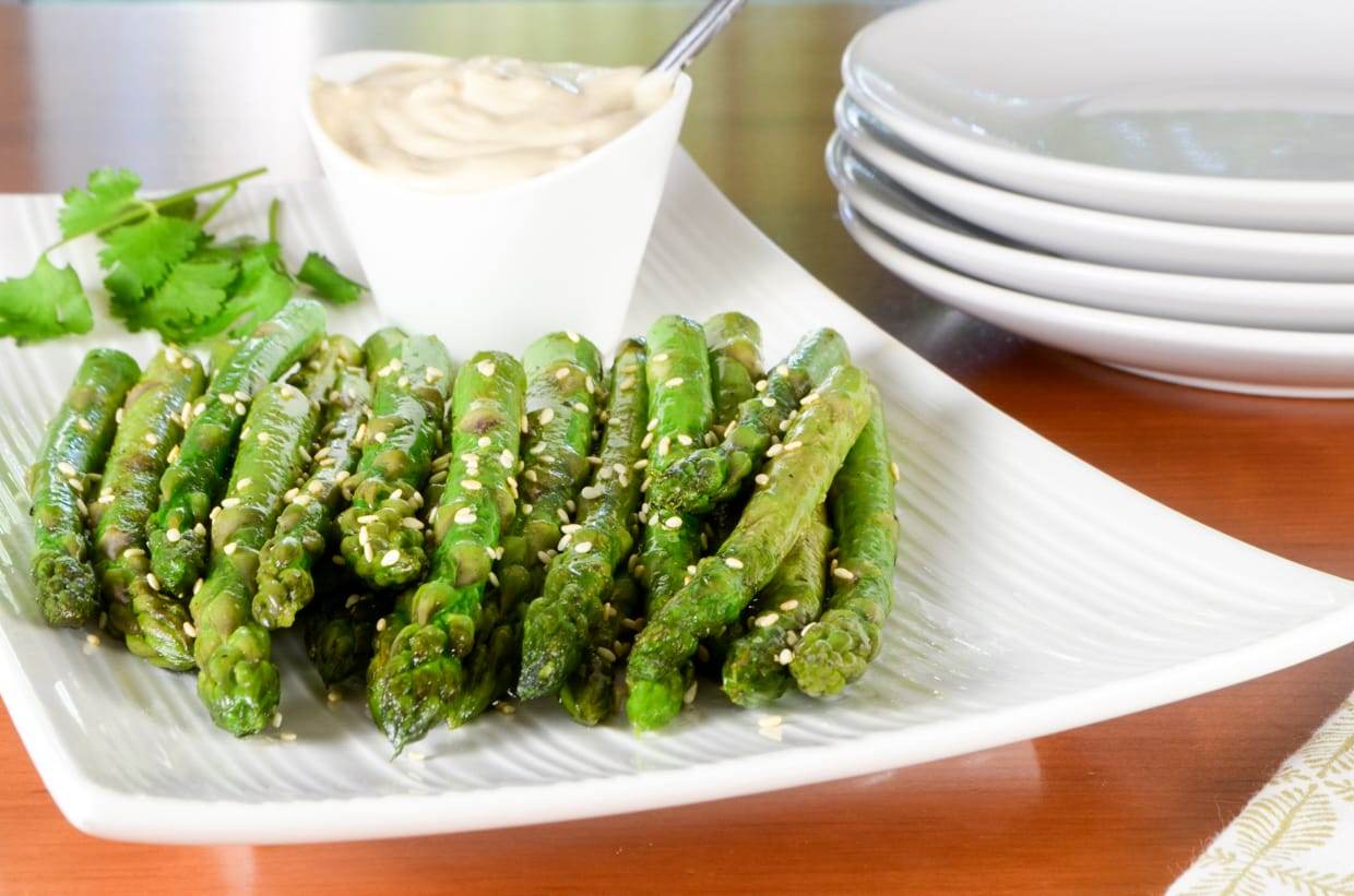 Sesame Asparagus with Soy-Garlic Aioli Sauce