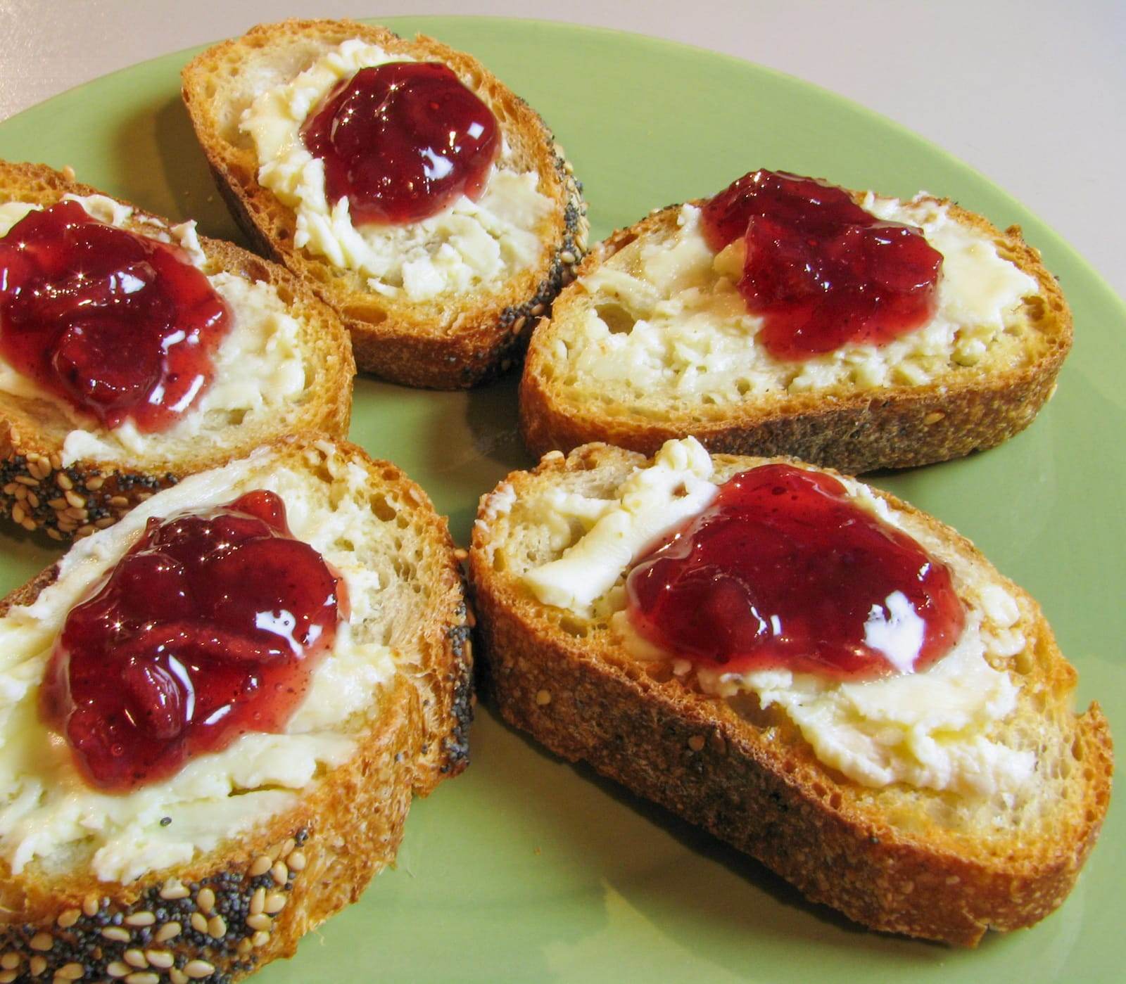 Brie and Apple Cranberry Chutney Crostini